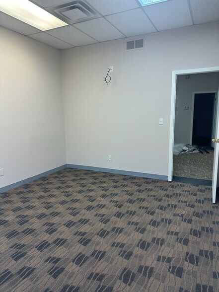 More Photos Of 498 Inman Ave, Colonia Office For Lease