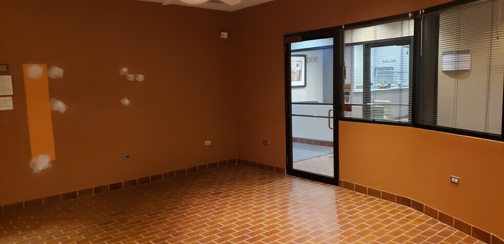 More Photos Of 1425 N McLean Blvd, Elgin Medical For Sale