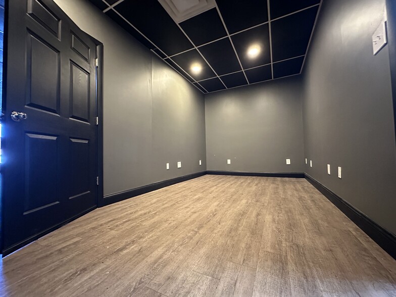 More Photos Of 733-759 Memorial Ave, West Springfield Showroom For Sale