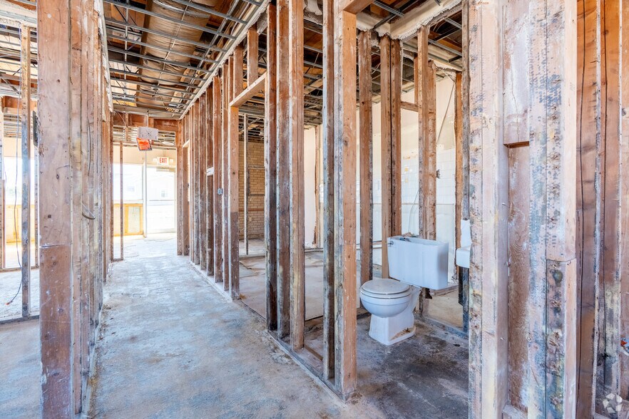 More Photos Of 515 N Monroe St, Litchfield Medical For Sale