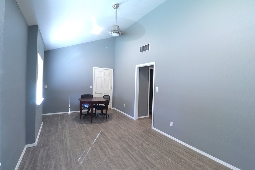 More Photos Of 2000 E Lohman Ave, Las Cruces Office For Lease