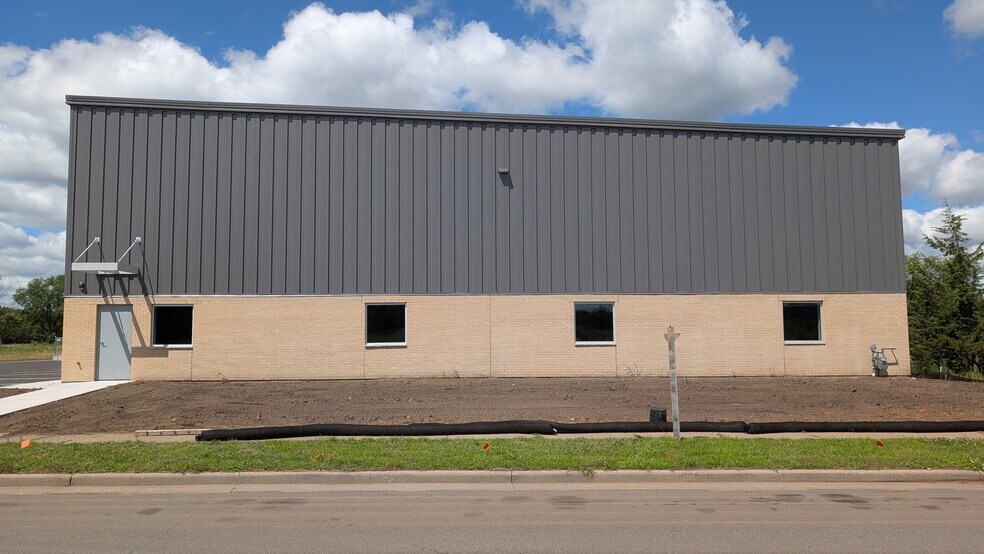 More Photos Of 1230 Continental Dr, Eau Claire Warehouse For Lease