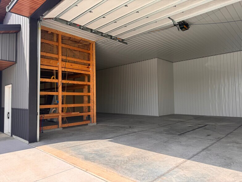 More Photos Of 530 Aircom Dr, Marion Flex For Sale