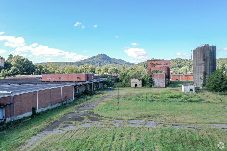 More Photos Of 1 Water St, Old Fort Distribution For Lease