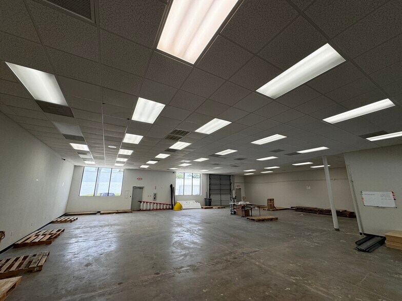 More Photos Of 4780-4806 N Orange Blossom Trl, Orlando Showroom For Lease