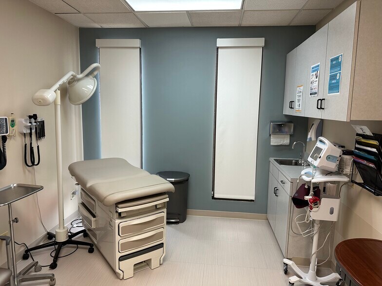 More Photos Of 4900 Main St, Downers Grove Medical For Lease