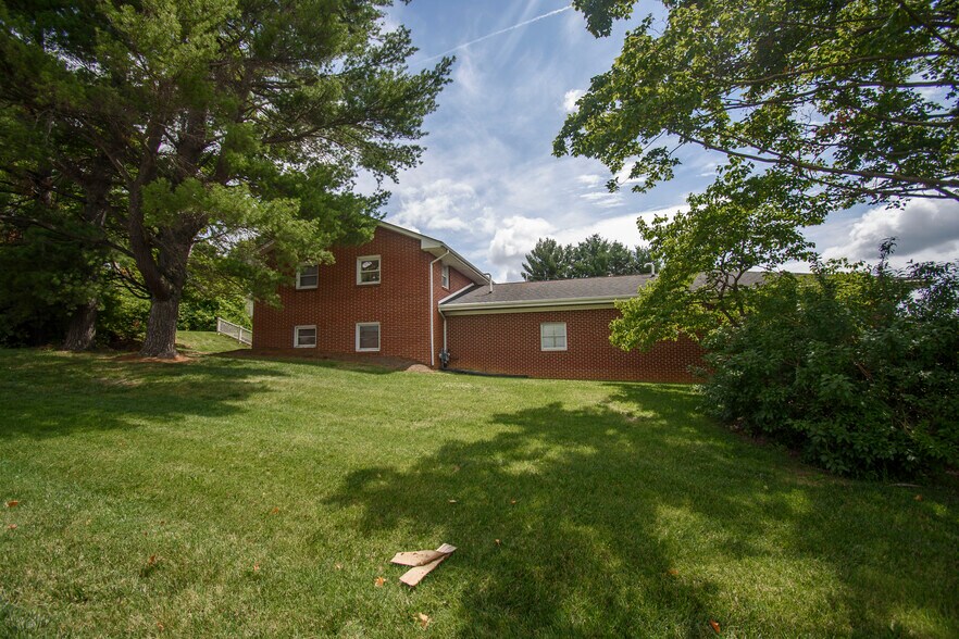 More Photos Of 1201 Elm St, Christiansburg Office For Sale