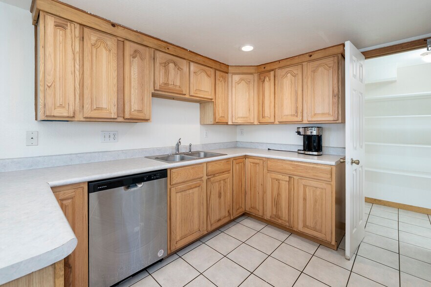 More Photos Of 695 Agate ave, Granby Flex For Sale