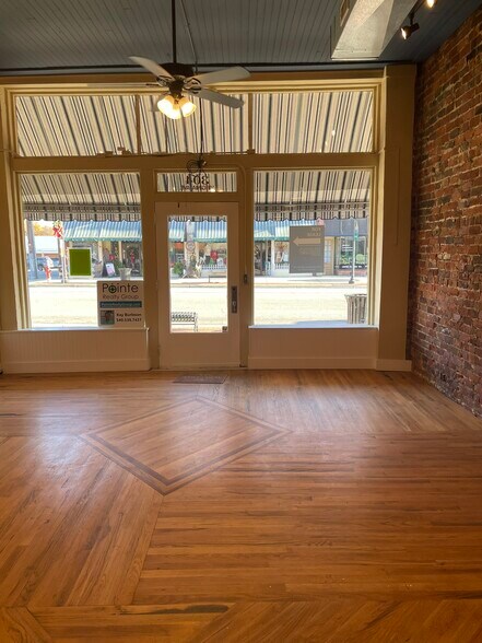 More Photos Of 304 Virginia Ave, Clarksville General Retail For Lease