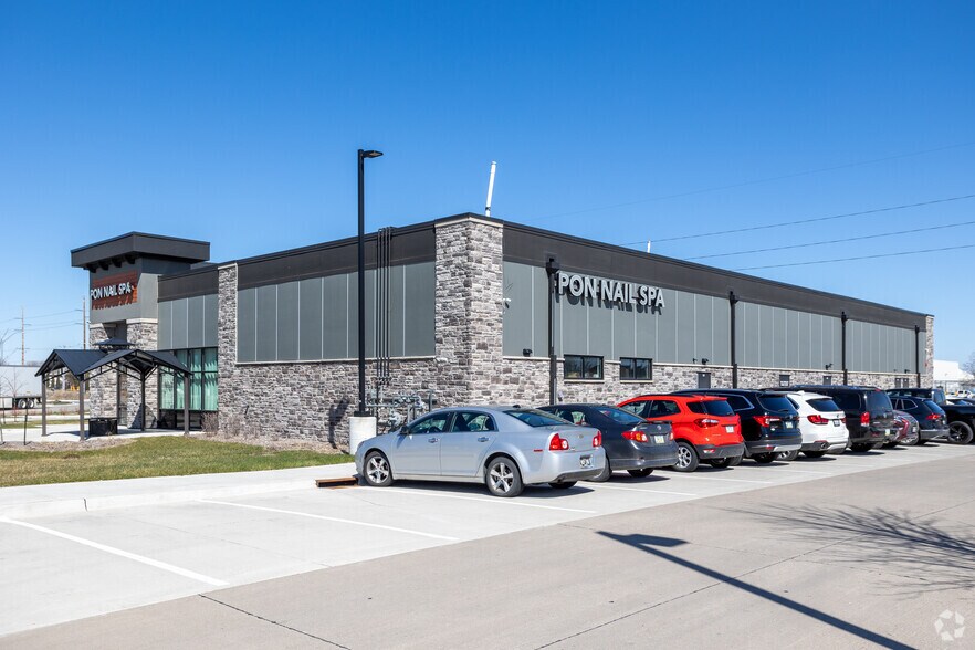 More Photos Of 2575 SE Hulsizer Rd, Ankeny Storefront Retail Office For Sale