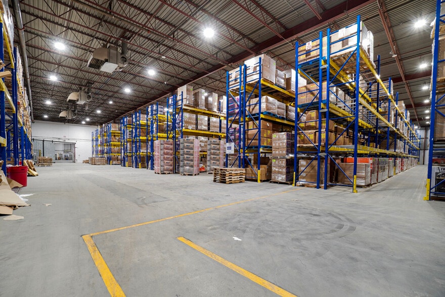 More Photos Of 2900 Av André, Dorval Warehouse For Lease