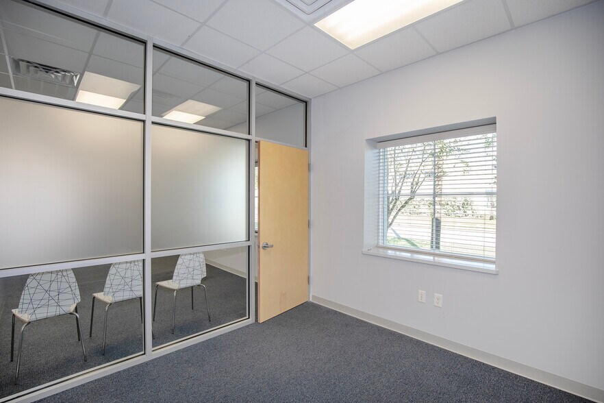 More Photos Of 1201 Butler Rd, League City Warehouse For Lease
