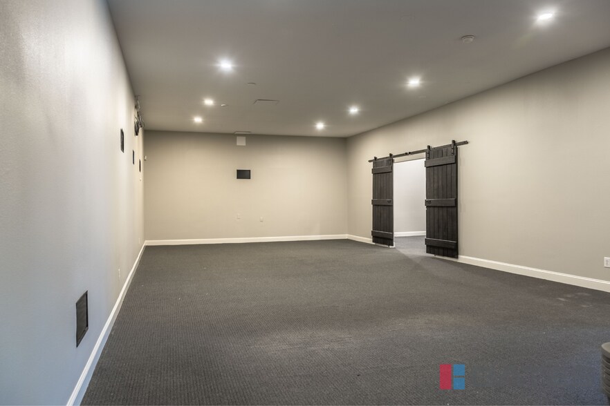 More Photos Of 198 Brothers Blvd, Red Oak Flex For Sale