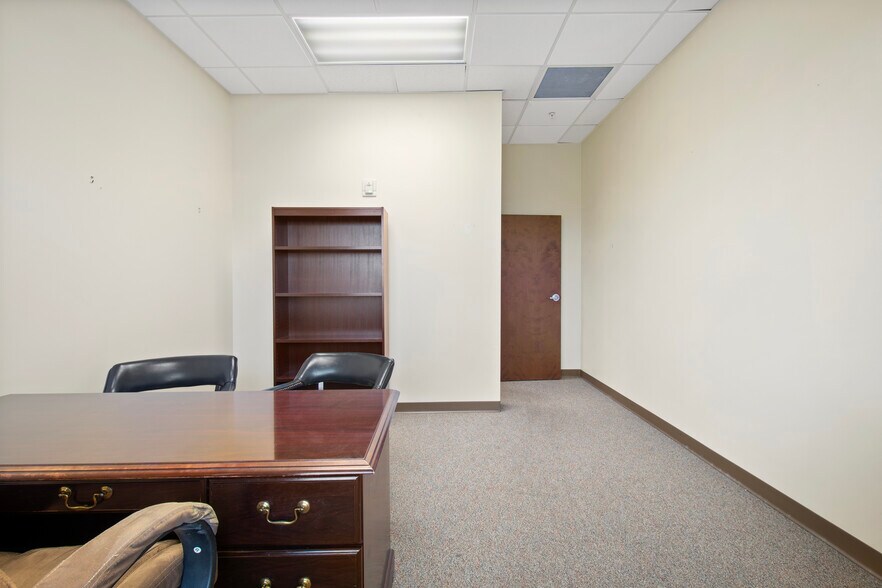 More Photos Of 7065 Westpointe Blvd, Orlando Office For Sale
