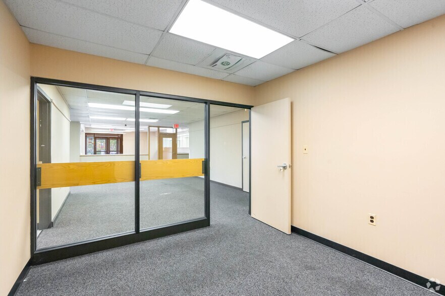 More Photos Of 9412 Livingston Rd, Fort Washington Bank For Lease