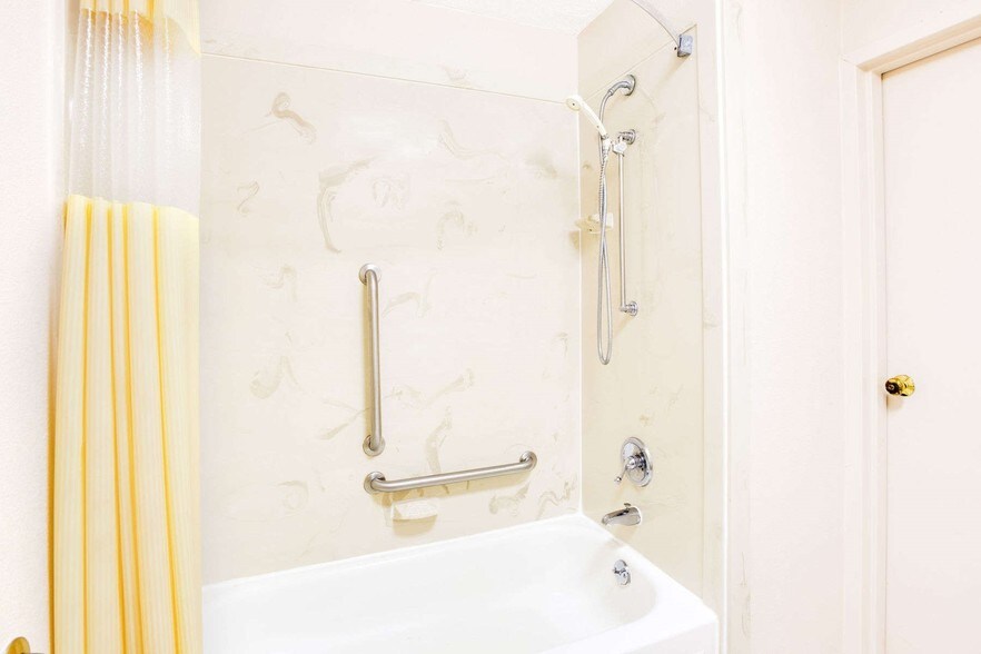 More Photos Of 2701 Highway 82 E, Greenville Hotel For Sale