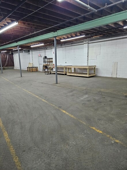 More Photos Of 33 Elm St, Merrimack Warehouse For Lease