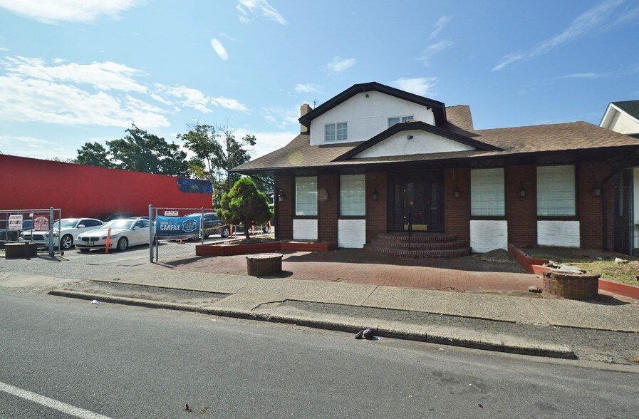 Primary Photo Of 590 Sunrise Hwy, Baldwin Freestanding For Lease