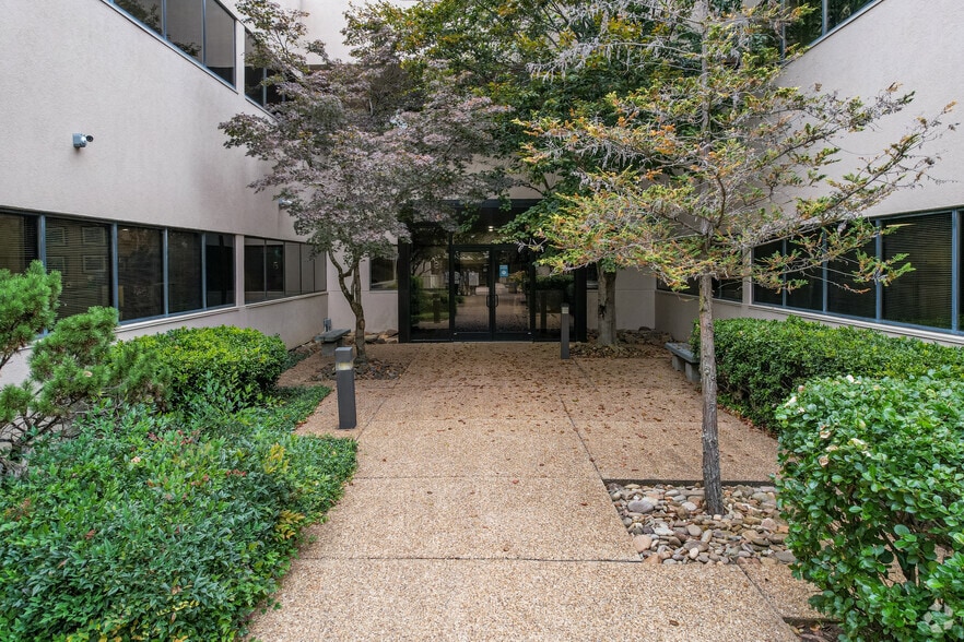 More Photos Of 9111 Cross Park Dr, Knoxville Office For Sale