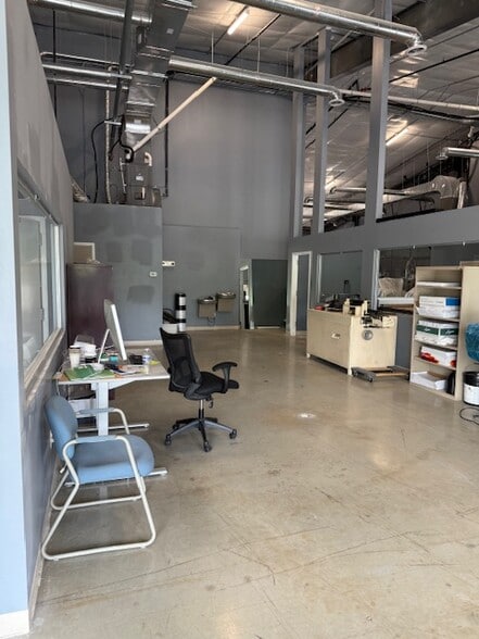 More Photos Of 25 Centreport Pky, Stafford Light Distribution For Lease