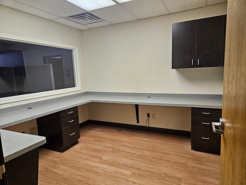 More Photos Of 4700 Mcleod Dr E, Saginaw Medical For Lease