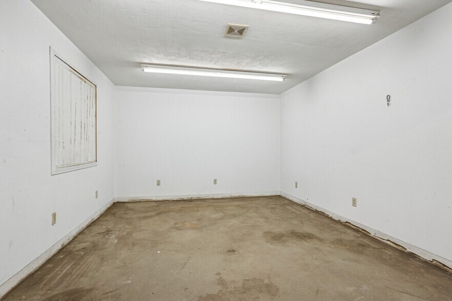 More Photos Of 1010 N Ashland Ave, Green Bay Flex For Sale