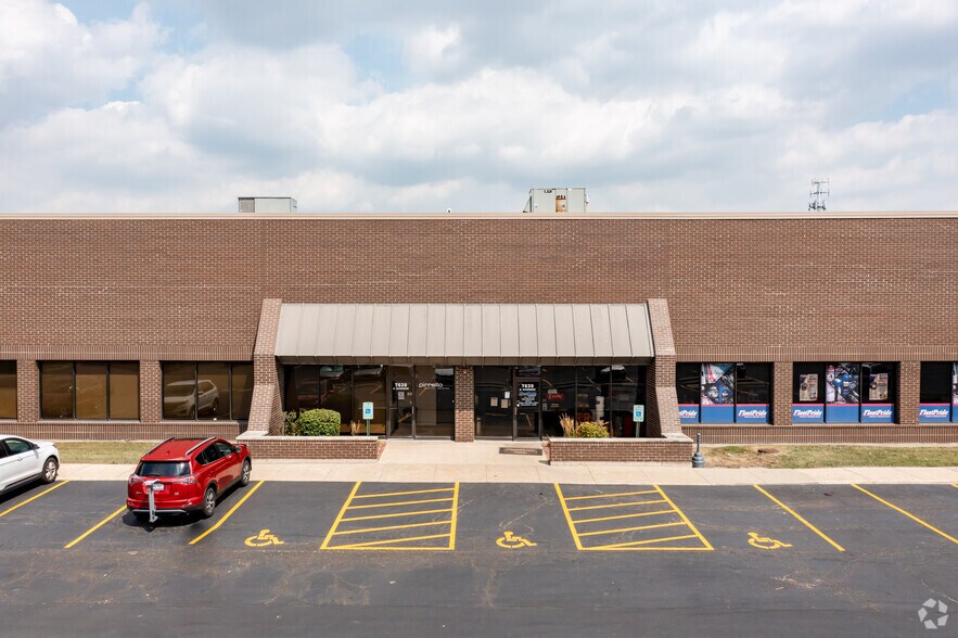 More Photos Of 7630 S Madison St, Willowbrook Warehouse For Lease