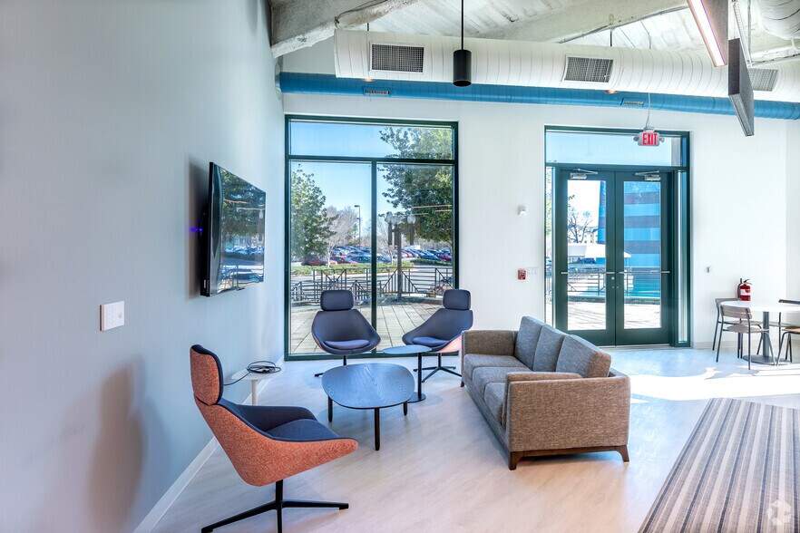 More Photos Of 9144 Arrowpoint Blvd, Charlotte Office For Sale