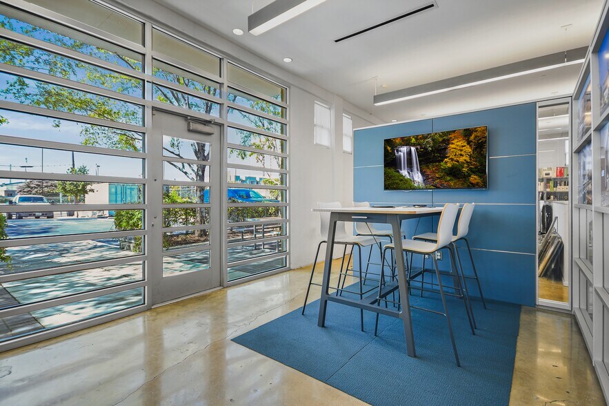 More Photos Of 1320 E Houston St, San Antonio Storefront Retail Office For Lease