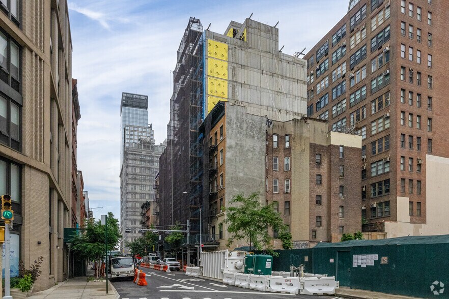 More Photos Of 439 W 36th St, New York Apartments For Lease