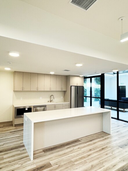 More Photos Of 445 S Beverly Dr, Beverly Hills Loft Creative Space For Lease