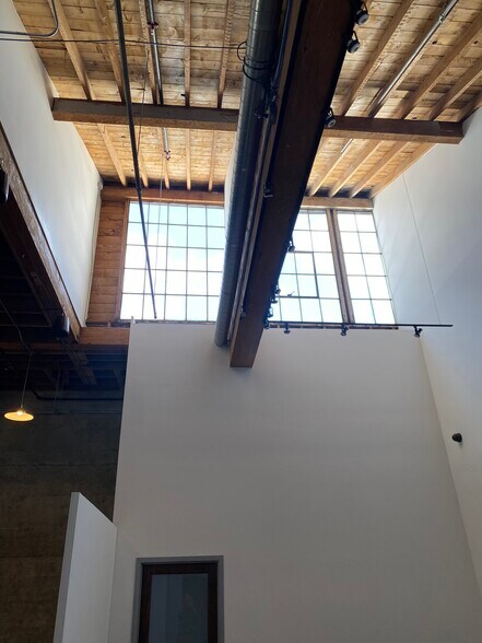 More Photos Of 1330 NW Glisan St, Portland Storefront For Lease