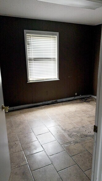 More Photos Of 378 Eastland Rd, Dothan Distribution For Sale