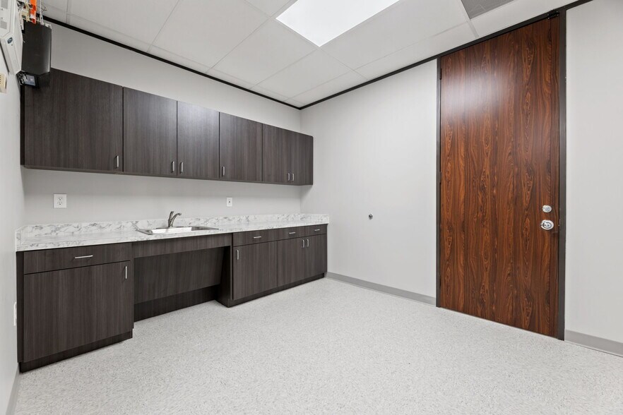 More Photos Of 1011 Highway 6 S, Houston Office For Lease