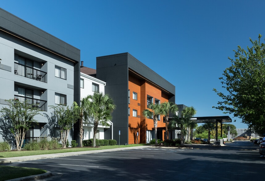 More Photos Of 451 Creighton Rd, Pensacola Hotel For Sale