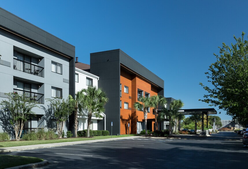 More Photos Of 451 Creighton Rd, Pensacola Hotel For Sale