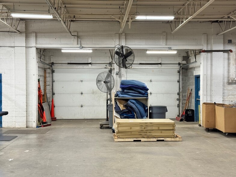 More Photos Of 3448 Shelby St, Indianapolis Flex For Sale