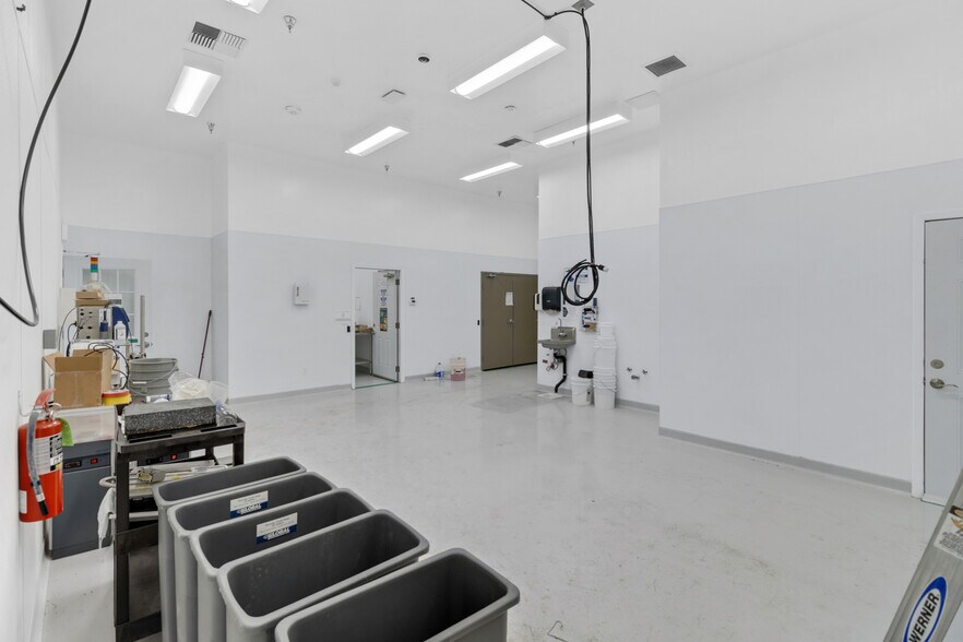 More Photos Of 991 Industrial Way, King City Warehouse For Lease