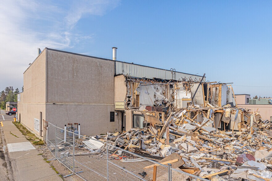More Photos Of 10219 100th Ave, Morinville Storefront For Sale