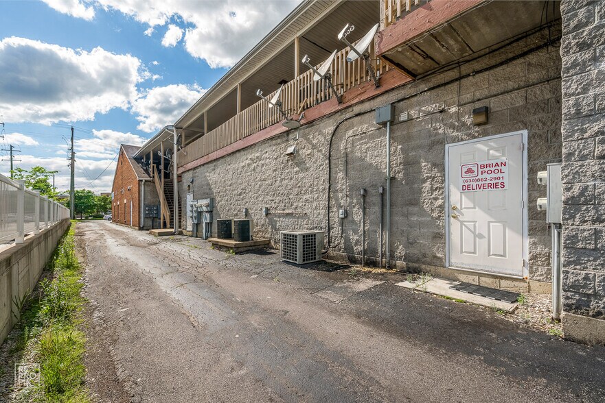More Photos Of 1187 N Farnsworth Ave, Aurora Storefront Retail Residential For Lease