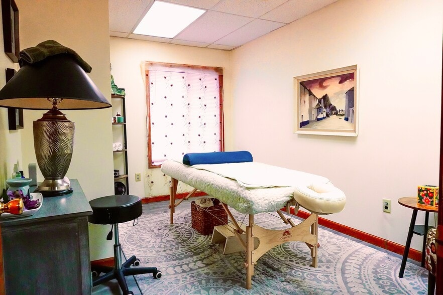 More Photos Of 304 Federal Rd, Brookfield Office For Lease