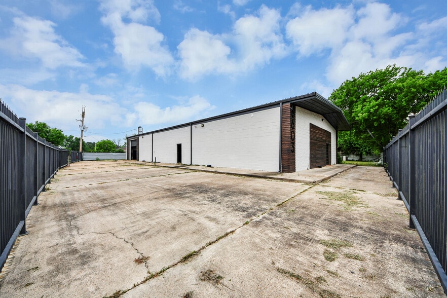 More Photos Of 8603 Shoal Creek Dr, Houston Warehouse For Sale