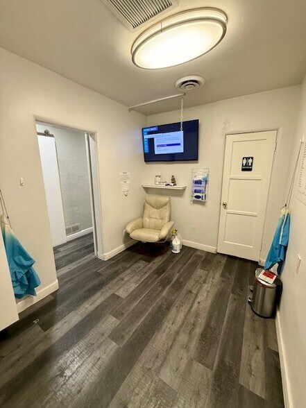 More Photos Of 10730 Riverside Dr, Toluca Lake Medical For Sale