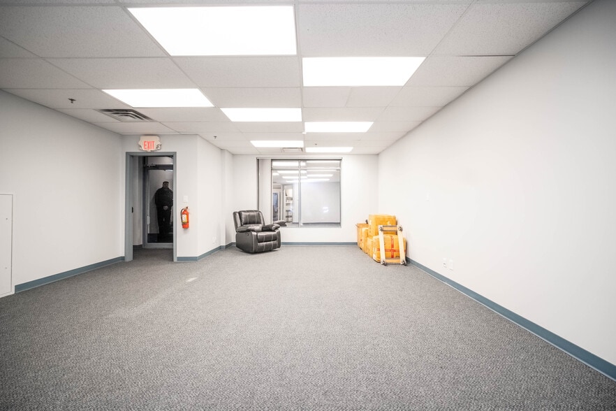 More Photos Of 1515 Broadway St, Port Coquitlam Warehouse For Lease
