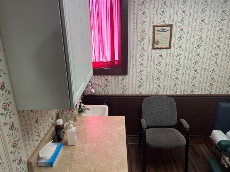 More Photos Of 1012 W Fairchild St, Danville Office For Sale