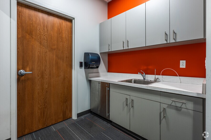More Photos Of 200 Business Center Dr, Pittsburgh Research And Development For Sale