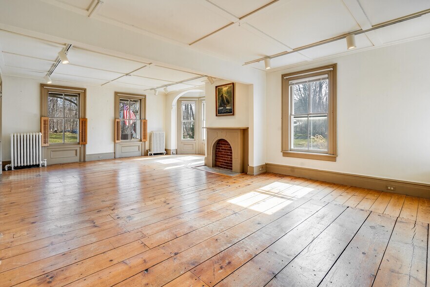 More Photos Of 2321-2325 NY-9D, Wappingers Falls Flex For Sale
