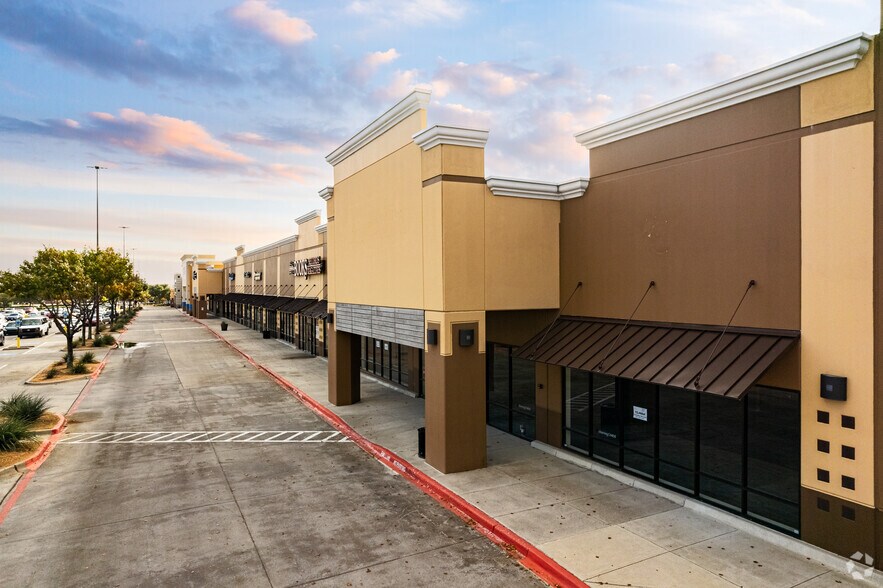 More Photos Of 360-420 E Round Grove Rd, Lewisville Unknown For Lease