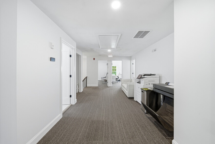 More Photos Of 367 Main St, Oxford Office For Sale