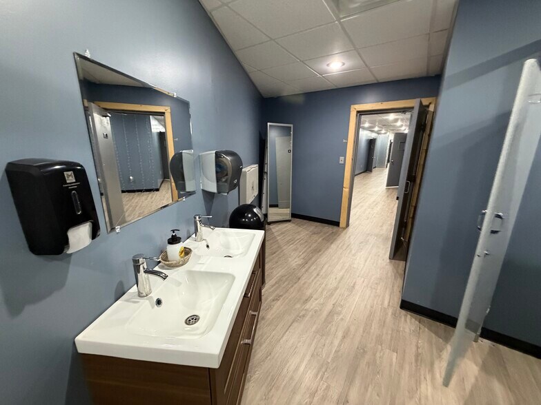 More Photos Of 516 Adams St, Mason Flex For Sale